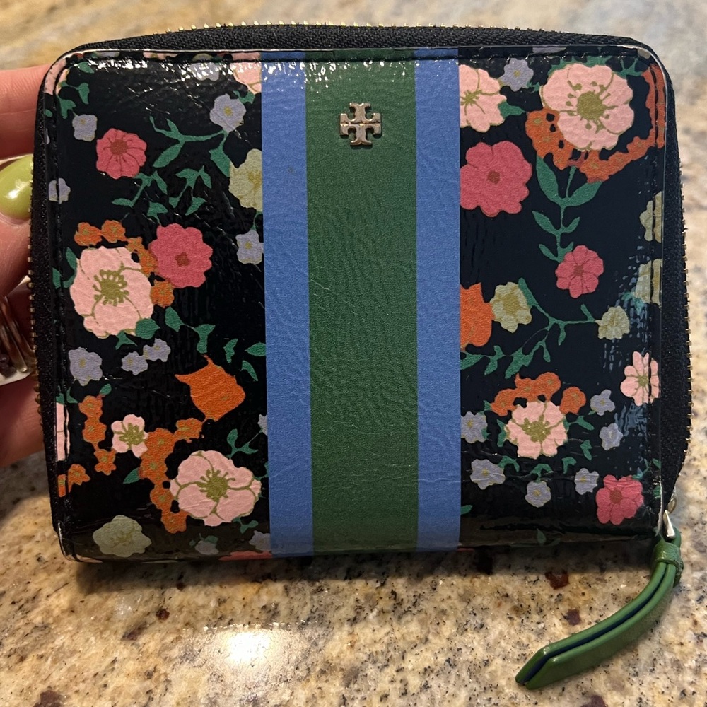 Tory Burch bifold wallet. Floral patent leather.
